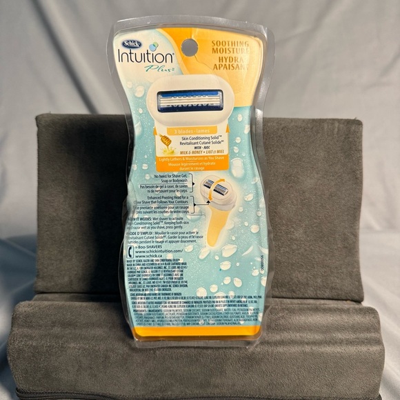 Schick Intuition Plus Razor – Milk & Honey Soothing Moisture | 2 Razors Sealed - Picture 9 of 12